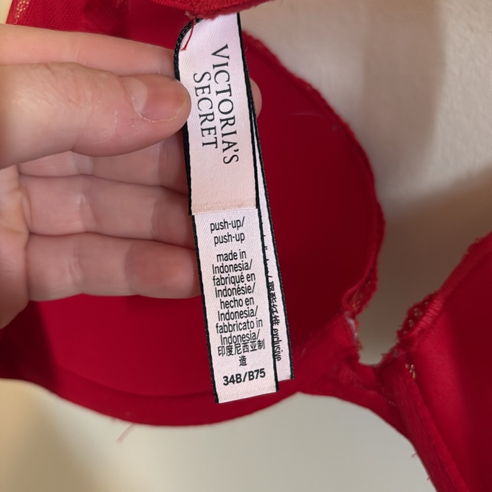 Red bra - Picture 3 of 3